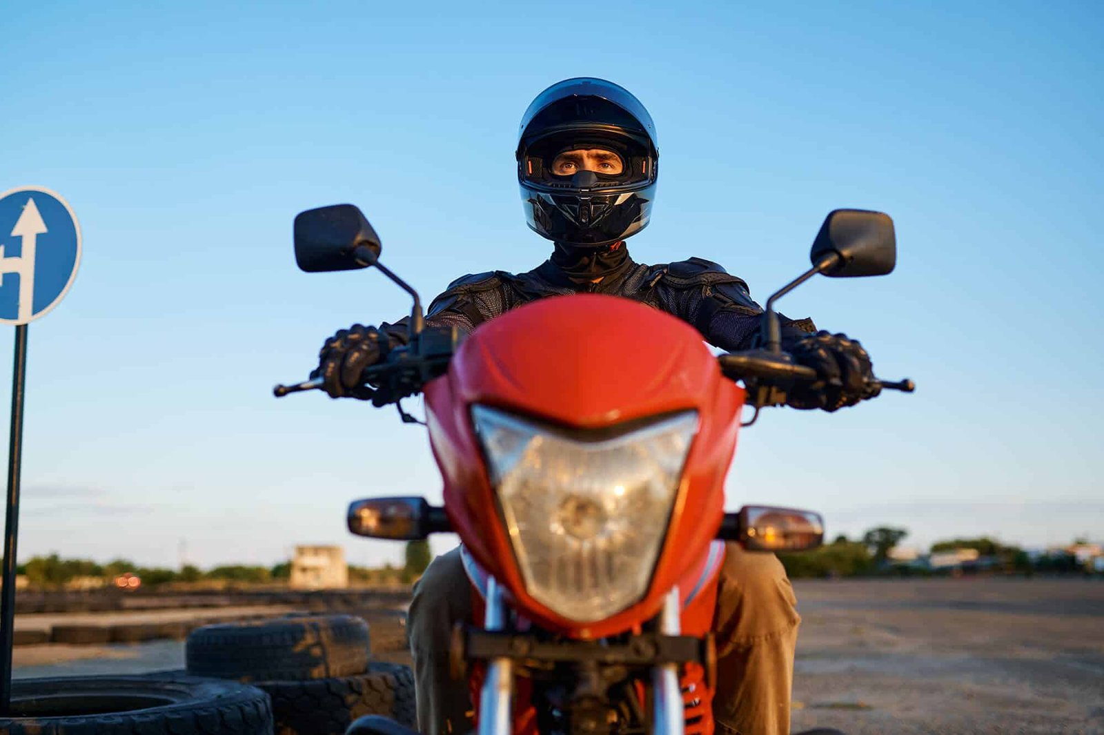 man-on-motorbike-front-view-motorcycle-school-2022-02-18-04-30-43-utc.jpg